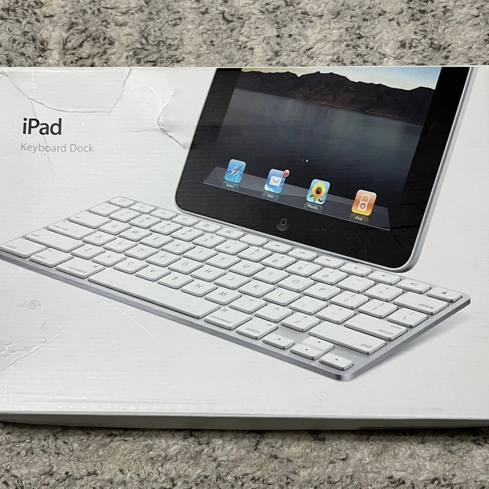 Apple NWT 1st Generation IPad Keyboard Dock, white Model A1539 MC533LL/A
